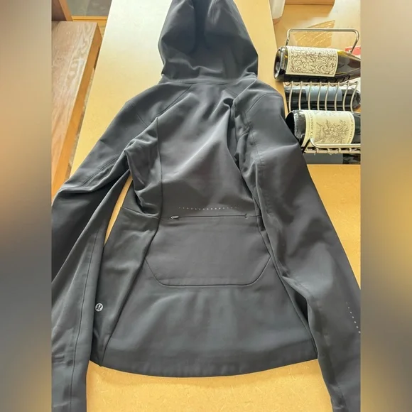 Lululemon Define Rain Jacket in Black, Size 8 - Picture 5 of 11